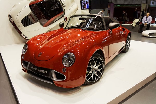 PGO Automobiles, основана през 1985 година, произвежда ексклузивни спортни автомобили. Отлична илюстрация за тях е PGO C&eacute;vennes.Той има максимална скорост от 215 kм/ч и на пръв поглед прилича на ретро Porsche.
